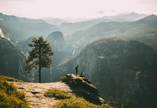 Am Gipfel hinsetzen, den Ausblick genießen und miteinander ins Gespräch kommen, Yosemite Valley, USA