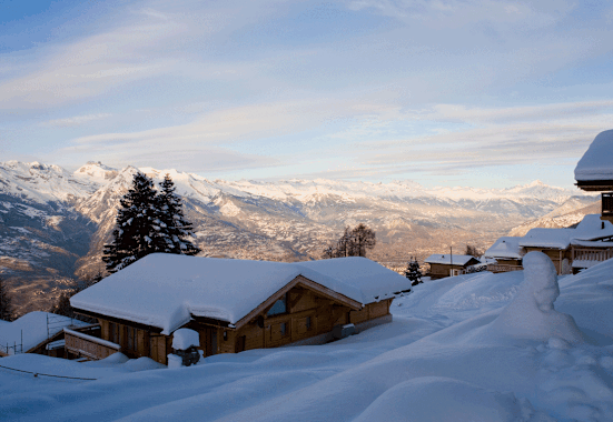 Blick auf den malerischen Ort Nendaz und das weltbekannte Skigebiet