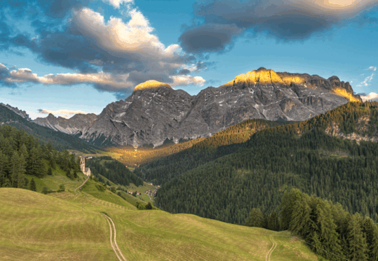Der Gipfel der Neunerspitze 2.285 m in den Südtiroler Dolomiten lockt mit einer Kombination aus Wandern und Klettern