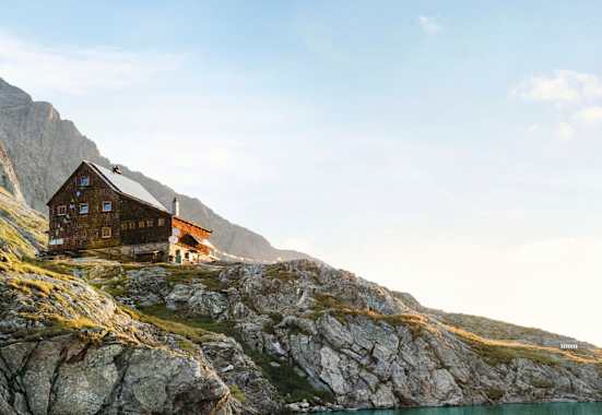 Die Hütte und davor der klare Gletschersee