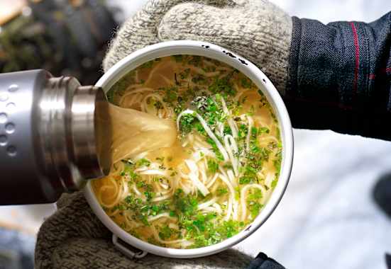 Selbstgemachte Nudelsuppe in der Thermoskanne – ein idealer Tourenbegleiter im Winter