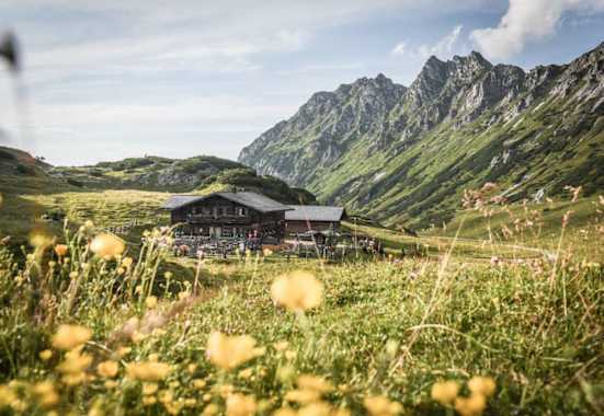 Die urige Oberhütte (1.860 m) am gleichnamigen See in den Schladminger Tauern