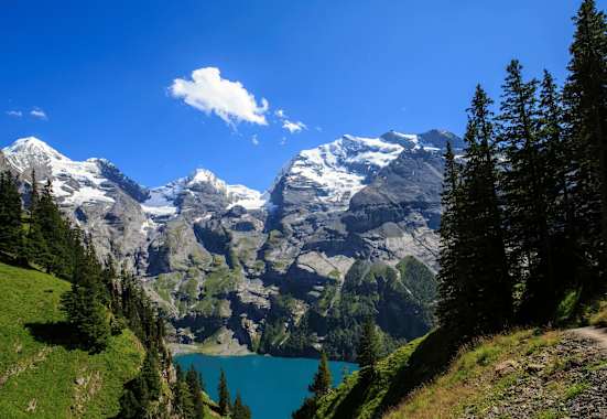 Blick über den Öschinensee in den Berner Alpen in der Schweiz