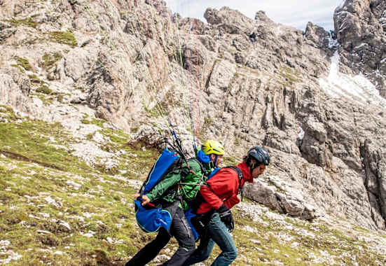 Die beiden Tandemflieger starten los.