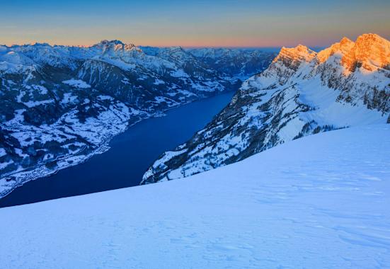 Panoramaweg am Chäserrugg in St. Gallen mit Blick auf den Walensee im Winter