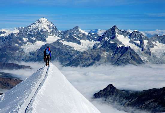 Bergsteiger am Gipfelgrat der Parrotspitze im Monte Rosa-Massiv