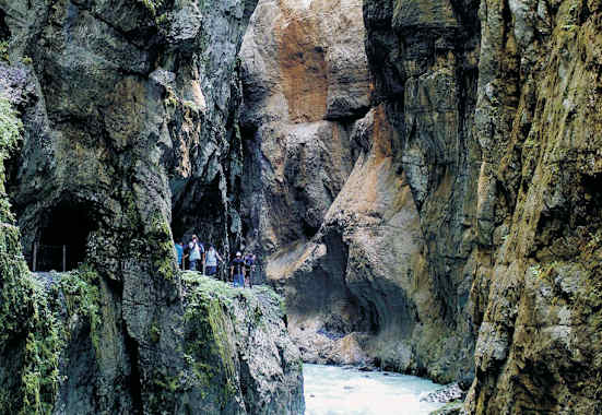 Eisiger Ausblick entlang der Partnachklamm in Garmisch-Partenkirchen, Bayern