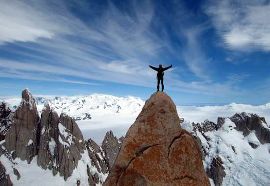 Erhaben am Gipfel des Silla im Fitz-Roy-Massiv, Patagonien.