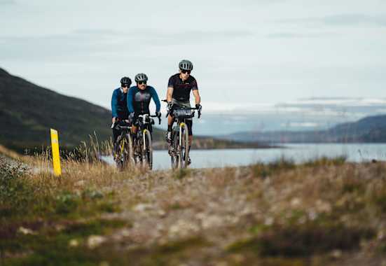 Tomaž, Oliver und Moritz (von vorn) auf ihren Gravelbikes in Heydlur in Island