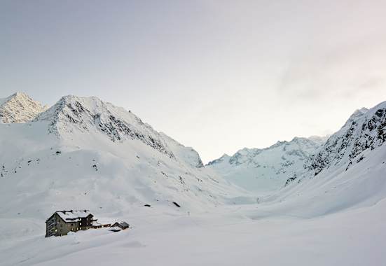 Die Sonne geht über der Franz-Senn-Hütte auf