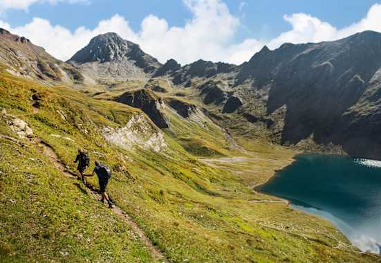 Zwei Wanderer am Weg überhalb des Wilden Sees.
