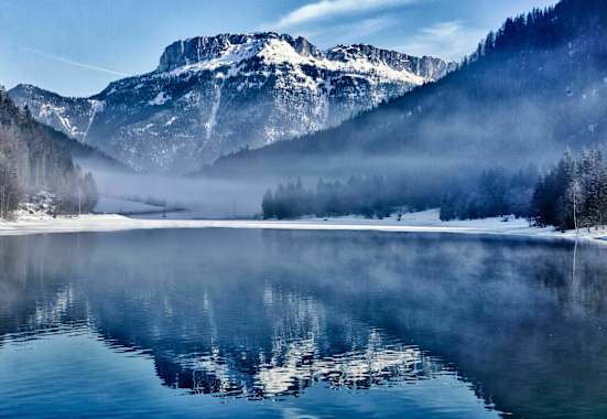 Tiroler Pillersee im Winter: Blick auf die Steinplatte