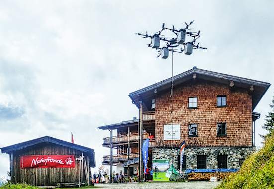 Die E-Drohne hebt ab: Pilotflug an der Pinzgauer Hütte bei Zell am See in Salzburg
