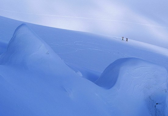 Skihochtour: Zwei Skitourengeher im vergletscherten Gebiet am Piz Palü in der Bernina-Gruppe