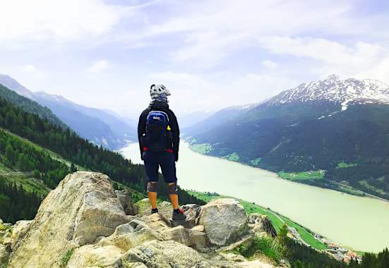 Beliebtes Fotomotiv und genialer Blick auf den Reschensee vom Plamort-Trail