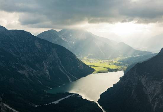 Alpenszene: Plansee im Bezirk Reutte in Tirol