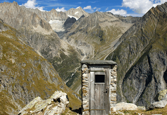 Plumpsklo bei der Wiwannihütte im Wallis in der Schweiz
