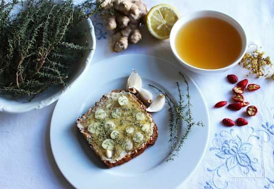 Power-Tee und Knoblauch-Thymian-Honig-Brot