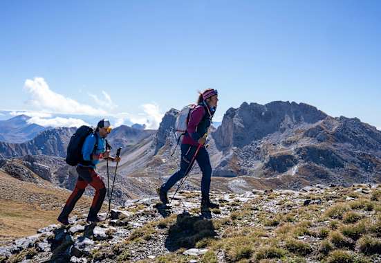 Tamara Lunger und Medoti Chilimanov im Aufstieg in Albanien, Bergkulisse und blauer Himmel
