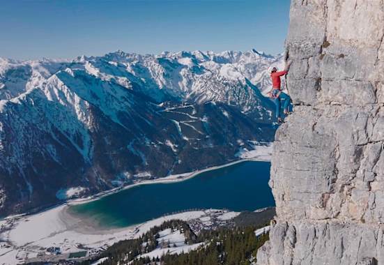 Kletterer am Achensee im Winter