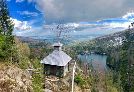Blick von der Rachelkapelle auf den Rachelsee.