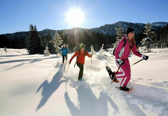 Schneeschuhwanderer bei Reit im Winkl im bayerischen Chiemgau