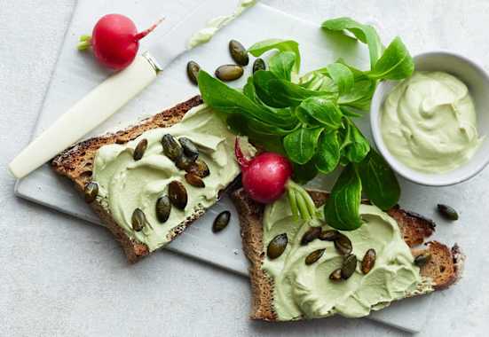Kürbiskernaufstrich mit Radieschen auf Brot Rezept