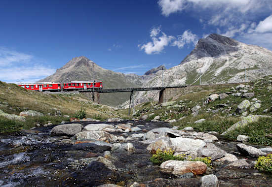 Zug auf dem Berninapass, Wildwestbruecke, Alp Bondo