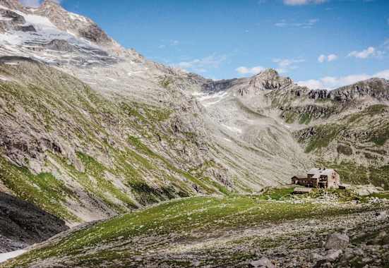 Die Hütte eingebettet in das Panorama der Reichenspitzgruppe
