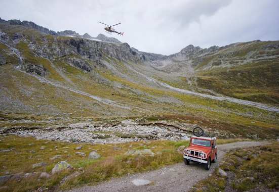 Auto und Helikopter in den Zillertaler Alpen
