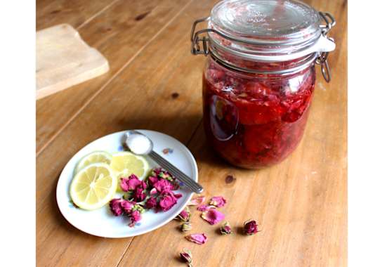 Selbstgemachter Rosensirup