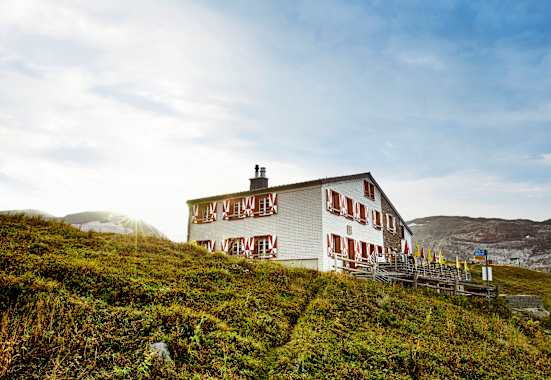 Die Rugghubelhütte im Sonnenschein.