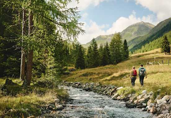 Der perfekte Begleiter: Der Rantenbach sorgt für Erfrischung und Abkühlung entlang des Wanderweges. Zusätzlich dient er als natürlicher Wegweiser durch das Rantental.