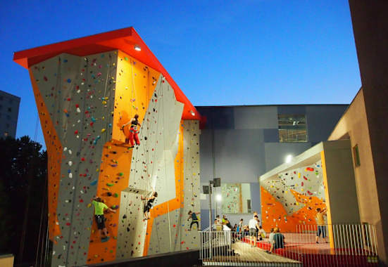 Auch abends kann im Outdoorbereich des City Adventure Center geklettert werden.