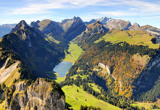 Blick vom Hohen Kasten über den Stauberenfirst (1.693 m), hinab zum Sämtisersee in Appenzell-Innerrhoden