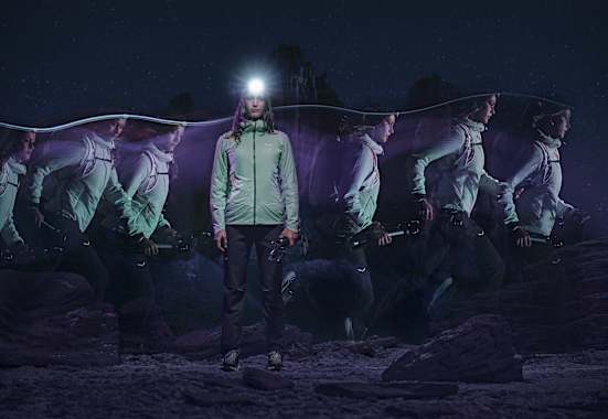 bild bei nacht, frau läuft mit salewa gewand im dunklen mit stirnlampe