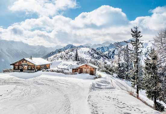 Die Hochwurzenhütte eingebettet in ein winterliches Panorama