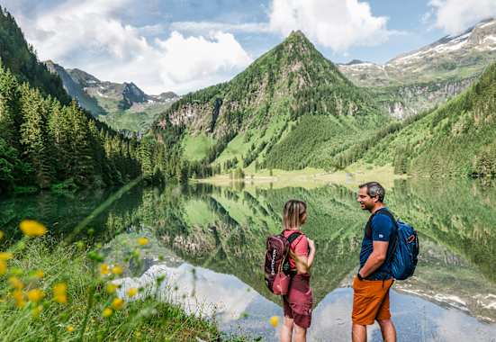 Inmitten der Schladminger Tauern begrüßt der Schwarzensee Naturliebhaber und Genießer.