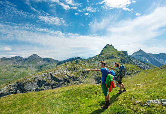 Zwei Wanderer am Schladminger Höhenweg in der Steiermark