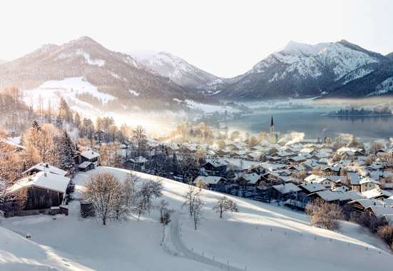 Blick auf den Ort Schliersee, den See und die Berge im Hintergrund