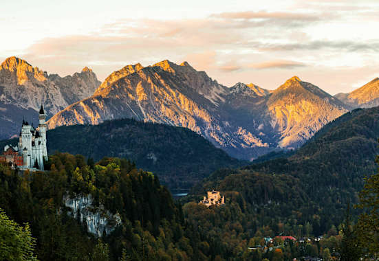 Blick ins Allgäu in Bayern: Schloss Neuschwanstein im Morgenlicht