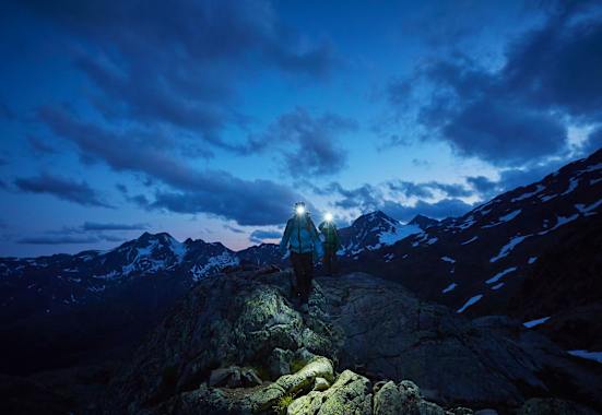 Bergwanderer bei Nacht im Südtiroler Schnalstal