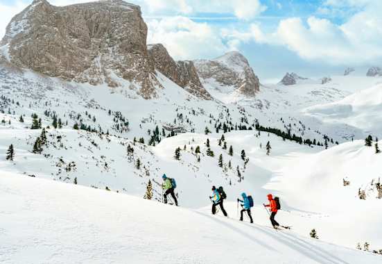 Schneeschuhwanderer auf den unbefleckten Wegen des Dachsteins. 