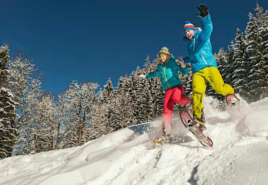 Winterfreuden: Schneeschuhwanderer in Altenmarkt-Zauchensee in Salzburg