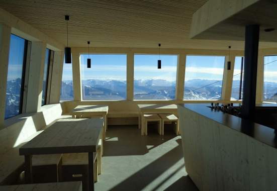Vom Gastraum der Schwarzensteinhütte genießt man den Blick über die Wolken.