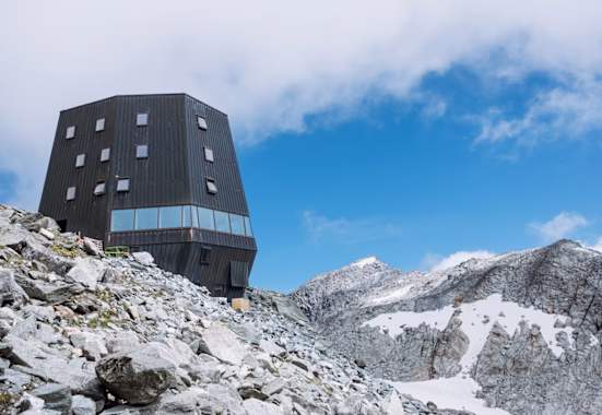 Die Schwarzensteinhütte auf 3.026 m in den Zillertaler Alpen