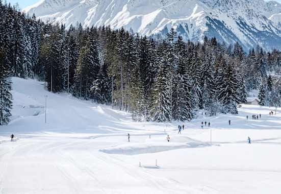Sportler beim Skating am See.