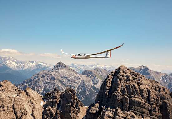 Flugzeuge im Hangar.