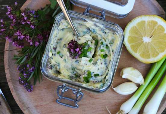 Selbstgemacht: Kräuterbutter aus heimischen Wildkräutern