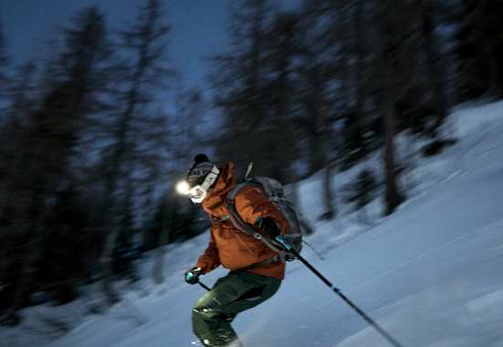 Eine Stirnlampe sollte bei einer nächtlichen Skitour immer dabei sein
